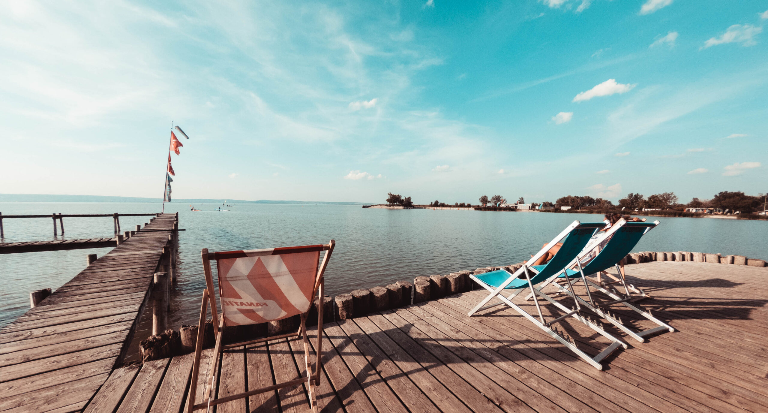 Liegestühle mit Blick auf den Neusiedler See